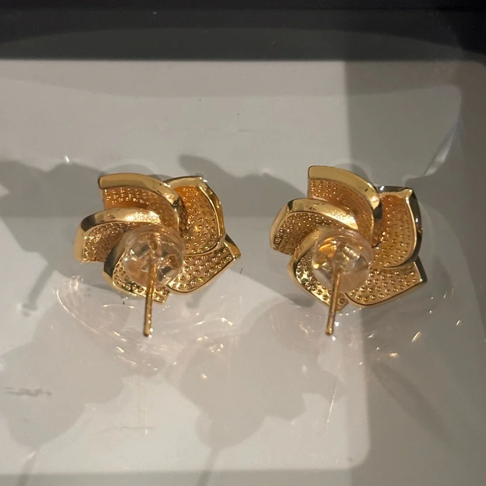 Cultured Pearl And Seashell 925 Camellia Stud Earrings - Picture 7 of 7